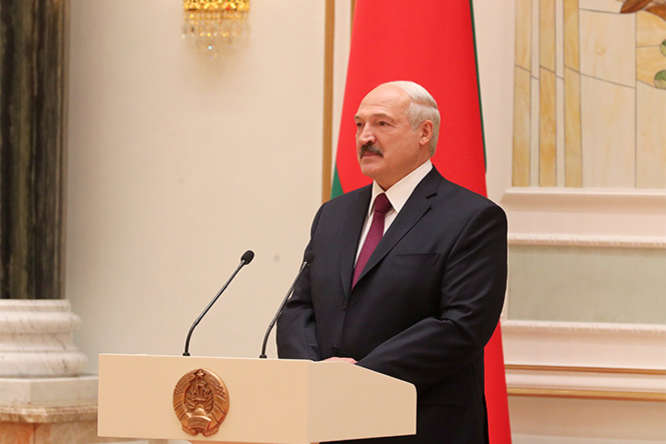 Лукашенко: Если выдержим до Пасхи - жить будем