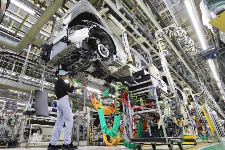 Toyota зупиняє п’ять заводів