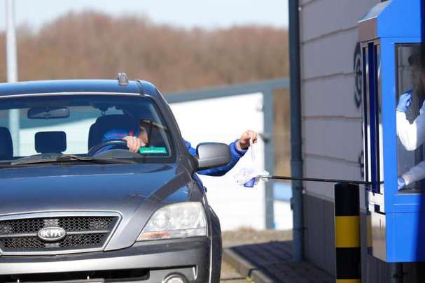 Киоски Corona Drive In: как граждан Швейцарии и Германии проверяют на коронавирус (фото)