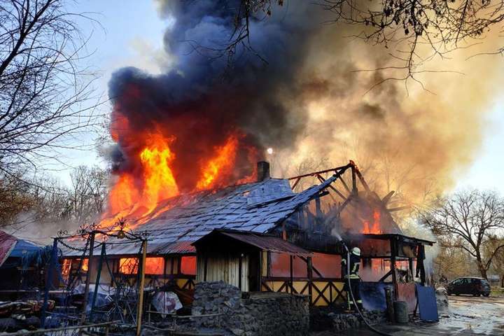 У Гідропарку сталася масштабна пожежа: згоріло кафе (фото)