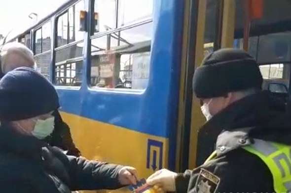 Як поліція Києва забезпечує дотримання обмежень у транспорті (фото, відео)