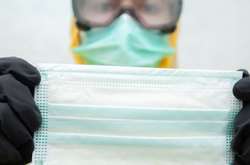 Медики радять ізолювати людину в окремій кімнаті 