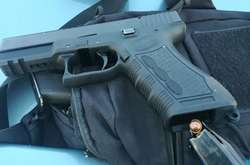 У салоні авто патрульні знайшли бойові пістолети «Глок» та ПМ