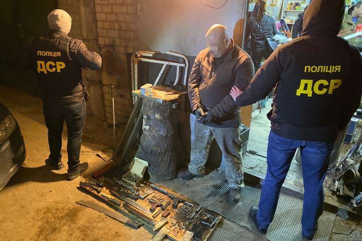 У Києві іноземець зберігав арсенал зброї у гаражі (фото)