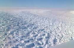  Льодовик Денмана втратив понад 270 млрд тонн криги з 1979 по 2017 роки 
 Фото: NASA/J.SONNTAG 
   