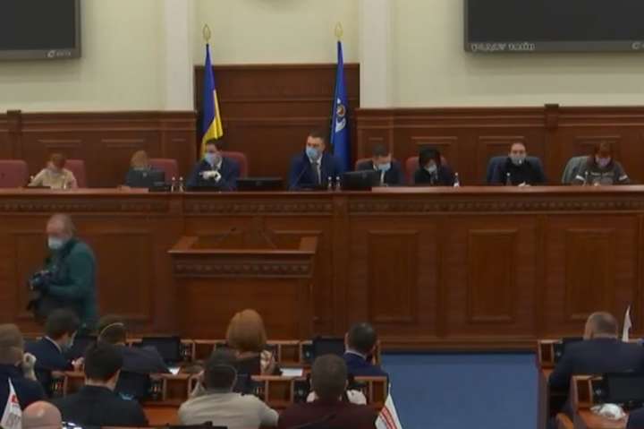 Засідання Київради: депутатами видали маски, рукавички і поміряли температуру