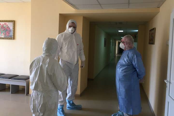 Мер Києва Віталій Кличко у захисному костюмі поспілкувався з лікарями інфекційного відділення Олександрівської лікарні - Кличко показав, хто лікується в Олександрівській лікарні (фото, відео)