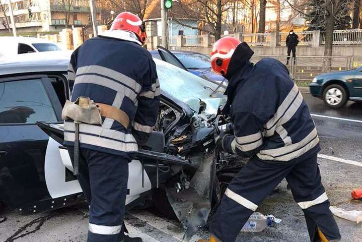 Смертельна ДТП у Києві: рятувальники вирізали тіло жінки з автівки (фото)