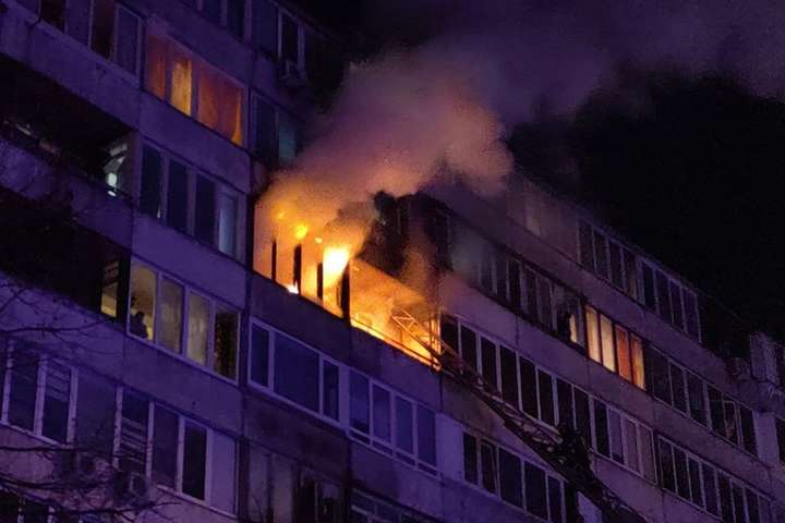 Вночі сталася серйозна пожежа у багатоповерхівці в Києві (фото, відео)