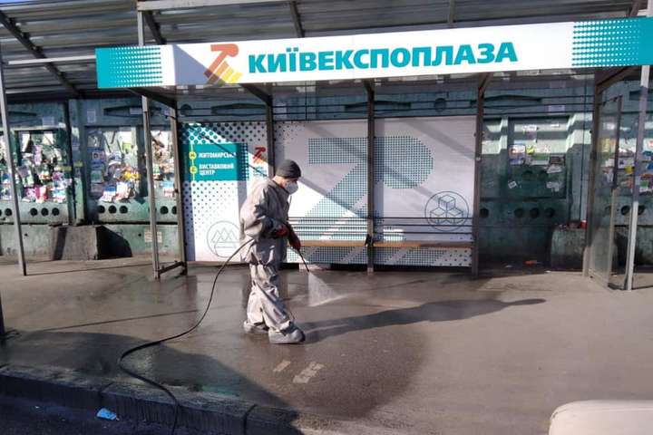 У Києві ні на день не припиняється посилена дезінфекція доріг, транспорту, зупинок (фото)