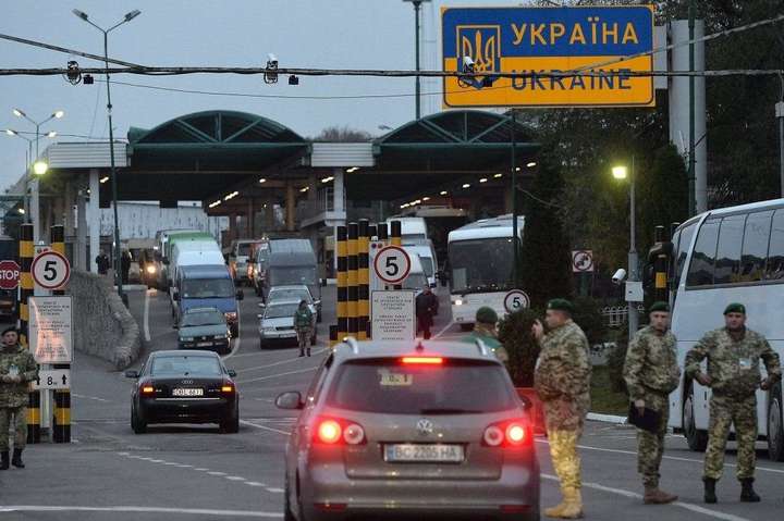 Украинцы массово возвращаются на родину перед закрытием границы