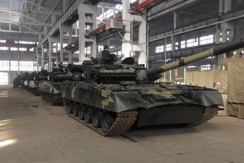 Українські військові отримали модернізовані танки Т-80БВ