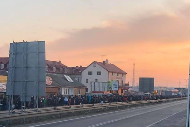 На кордоні з Польщею тисячі українців очікують на повернення додому (фото,відео) 