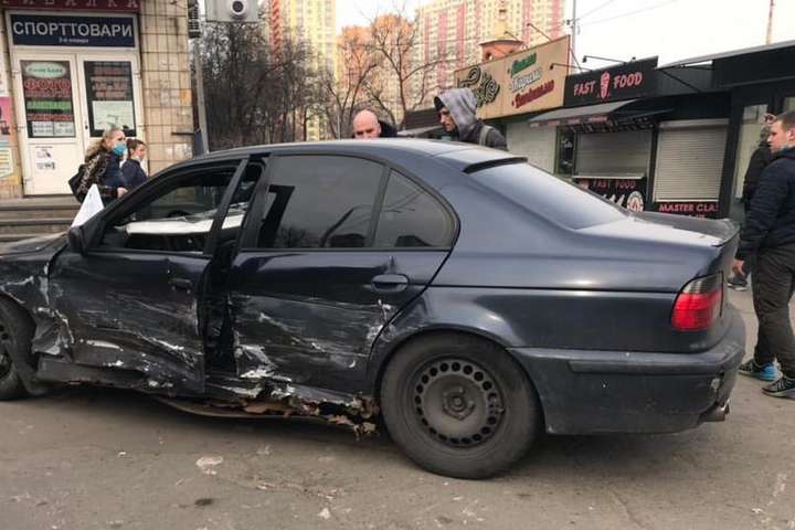ДТП у Києві: від удару BMW викинуло на тротуар (фото)