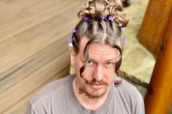 Американка делает парню нелепые прически во время карантина: смешные фото