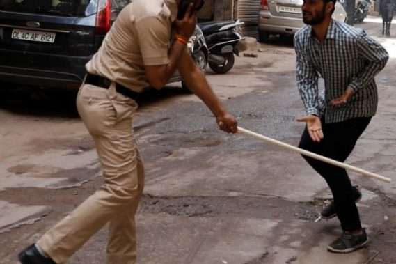 В Індії поліція б'є порушників карантину палицями: відео
