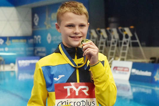 Наймолодший чемпіон Європи зі стрибків у воду показав, як тримає форму в умовах карантину (відео)