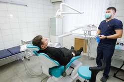  У КМДА наголосили, що надання стоматологічних послуг людині, хворій на коронавірус, є небезпечним; у той же час, людина може не підозрювати, що є інфікованою і переносити хворобу у легкій формі 