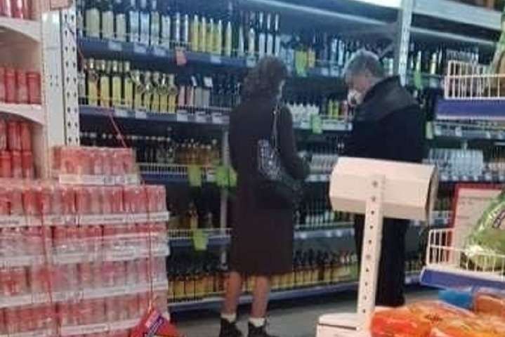 Порошенка з дружиною помітили в супермаркеті з покупками (фото)