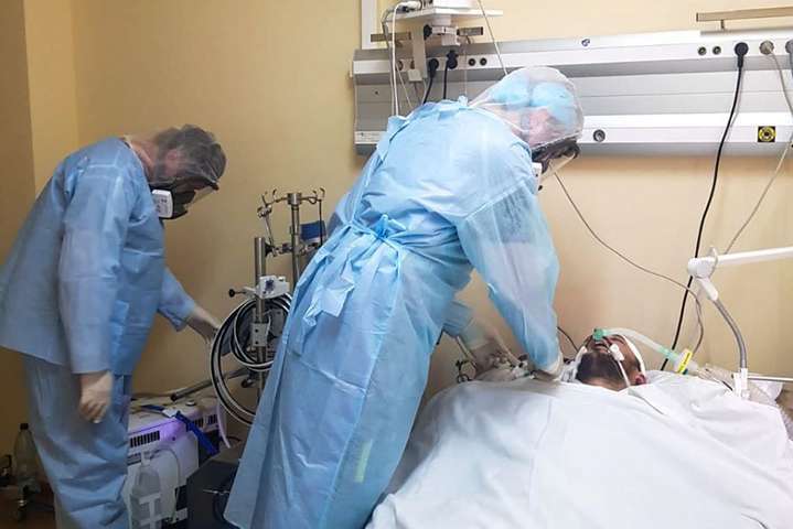 В Киеве 30-летний пациент с коронавирусом находится в тяжелом состоянии