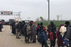 За підтримки адміністрації губернатора Едірне біженців на автобусах розподілили по тимчасовим місцям розміщення і помістили під каратнин