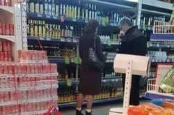 Порошенко с женой заметили в супермаркете с покупками (фото)