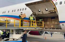 Літак вночі вилітає за наступним вантажем до Китаю