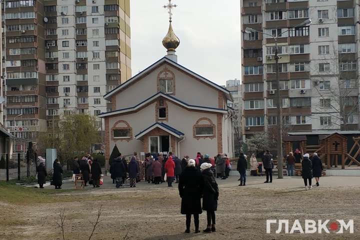 Карантин у Києві. Люди – до церкви, діти – на майданчики