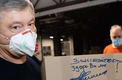 У прозорому офісі партії Порошенка на «конвеєрі» збирають допомогу для регіонів (відео)