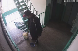 Камери відеоспостереження зафіксували, як столичні комунальники дезінфікують багатоповерхівки