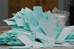 Використовуючи такі маски під час лікування пацієнтів з коронавірусом, медики наражаються на небезпеку