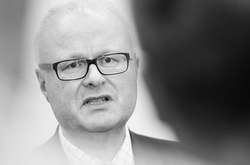 Томас Шефер був міністром фінансів Гессену з 2010 року і вважався кандидатом на пост глави уряду землі