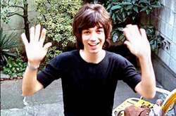 Культовый рок-музыкант умер от коронавируса