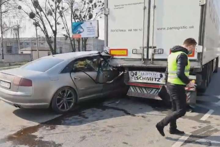 Під Києвом водійка Audi влетіла під фуру (фото, відео)
