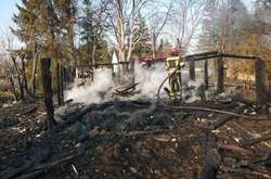 На Київщині вогонь з полів підібрався до людських осель (фото, відео)