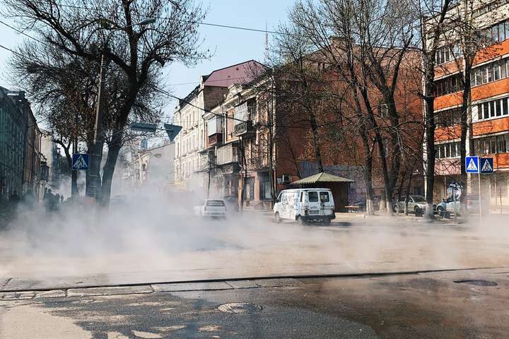 Вулиці на Подолі затопило гарячою водою (фото, відео)