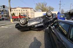 Серйозна ДТП у Києві: Volkswagen перекинувся й упав на Audi (фото)