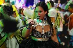  30-летняя модель Интан Клемент заметила странный звук из легкого 
  