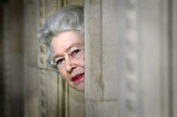 Cлуга Елизаветы II заболел коронавирусом