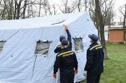 Намети встановлюють на територіях закладів охорони здоров'я першої хвилі