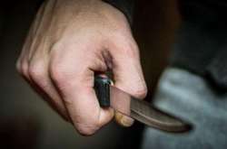 Під час сварки експрацівник поліції охорони наніс колезі удари палицею, а потім ножем