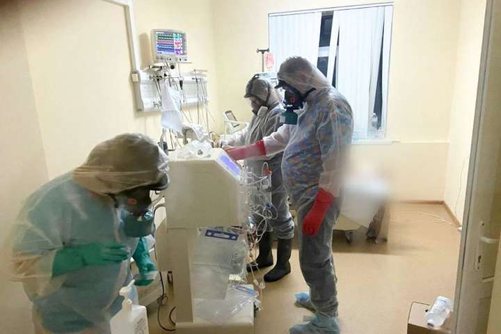 Два пацієнти з COVID-19 в Олександрівській лікарні у дуже важкому стані
