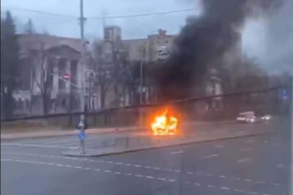 У центрі Києва посеред дороги згорів автомобіль (відео)
