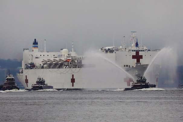 У Нью-Йорк прибув військовий корабель-госпіталь (фото, відео)