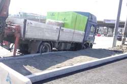 На проспекті Бандери вантажівка влетіла в бордюр (фото)