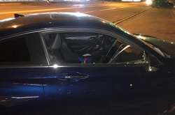 Зловмисники розбили скло в елітній автівці і викрали гаманець