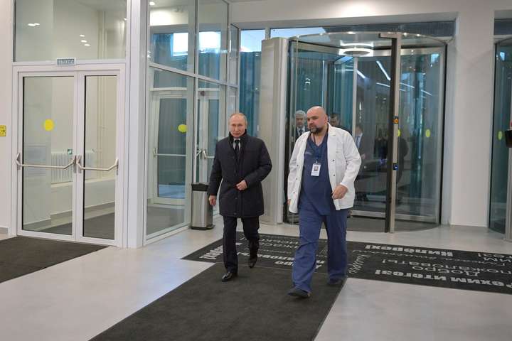 Врач, который пожал руку Путину, заболел коронавирусом