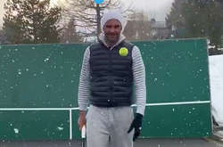Легендарний Федерер під час карантину грає в теніс з тренувальною стінкою