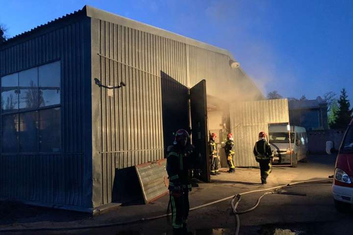 На складах у Києві сталася пожежа (фото)