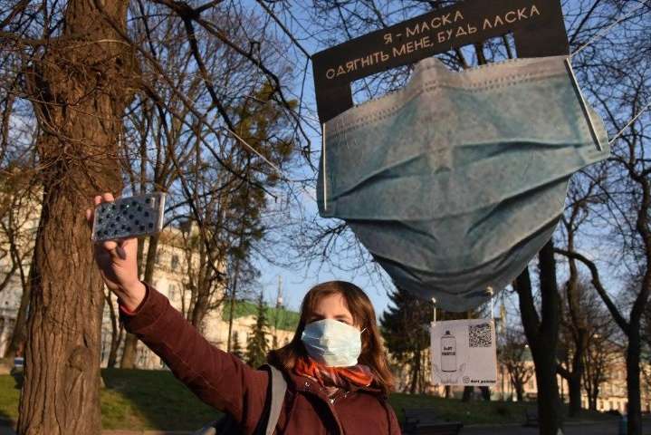 У центрі Львова встановили гігантську маску (фото)